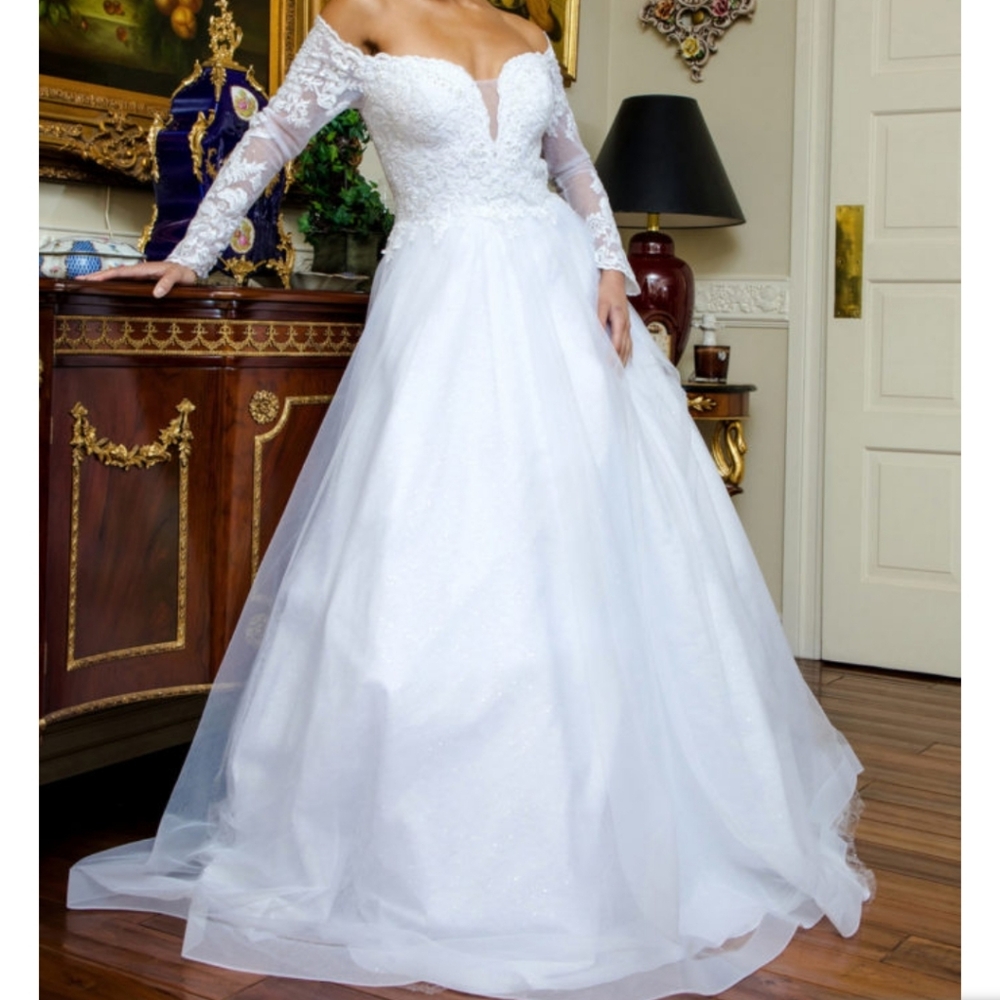 Elegant Off-Shoulder Lace Wedding Dress